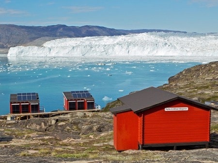 Glacier Lodge Eqi
80 km nord for Ilulissat ligger Glacier Lodge Eqi. Det må være et af verdens smukkeste camps. Gletsjeren kælver store og små stykker is af hver dag, og de brækker af med et brag. Selve gletsjeren er ikke den største i Grønland, men umiddelbart en af de smukkeste. I selve camp’en er der 15 hytter, alle med udsigt til den kælvende bræ og med sovepladser op til 4 personer.

Comfort hytterne ligger i forreste række med uspoleret panoramaudsigt ud over bugten, og får elektricitet og varme fra solcellerne på taget. Det vandskyllende toilet er med vand fra de nærliggende smeltevandssøer, ligesom badet, der ligeledes opvarmes vha. solcellerne.
Standardhytterne er basishytter uden toilet eller elektricitet, men til gengæld ligger de tæt på caféens skylletoiletter, bade- og caféområde. Alle hytterne har en fantastisk udsigt til gletsjeren.
Til opholdet skal der kun medbringes det mest nødvendige. Der er håndklæde, sengetøj og helpension til under opholdet. Alle måltider spises i den hyggelige Café Victor.