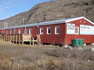 I Kangerlussuaq finder du Polar Lodge blot 100 meter fra lufthavnskomplekset. Her er der 13 dobbeltværelser, hvor man deler fem badeværelser og otte toiletter ude på gangen. Værelserne er rummelige med to separate senge, og der er en fin lille butik med souvenirs. I samme bygning findes også et spise- og opholdsrum, her serveres morgenmaden og du kan som gæst frit forsyne sig dig med kaffe og te hele dagen. Vi synes, det er det bedste i Kangerlussuaq, selv om der er fælles bad og toilet på gangen.