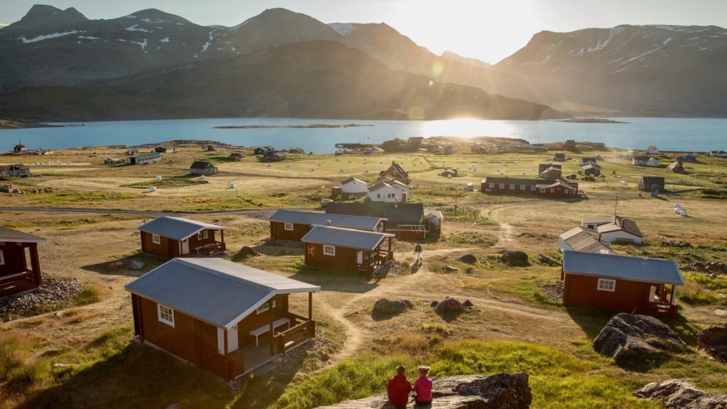 Der vil være mulighed for at bo i Guesthouses og på vandrehjem flere steder på Grønland. Her vi prisen være lidt lavere end på hotellerne, og man vil ofte få en lidt mere autentisk oplevelse når man ude i  især de små bygder tjekker ind på privatejede overnatningssteder. I Ilulissat er vi så heldige selv at eje Ilulissat Guesthouse, som tilbyder overnatning i hjemlige og hyggelige huse - alle med udsigt over Ilulissat Isfjord. Sig endelig til hvis I ønsker mere information om denne type overnatning i forbindelse med jeres rejse til Grønland.