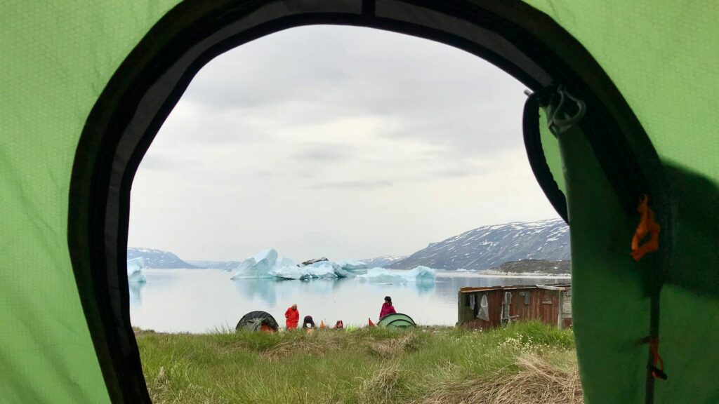 Overnatning i telt på kajaktur i Grønland
