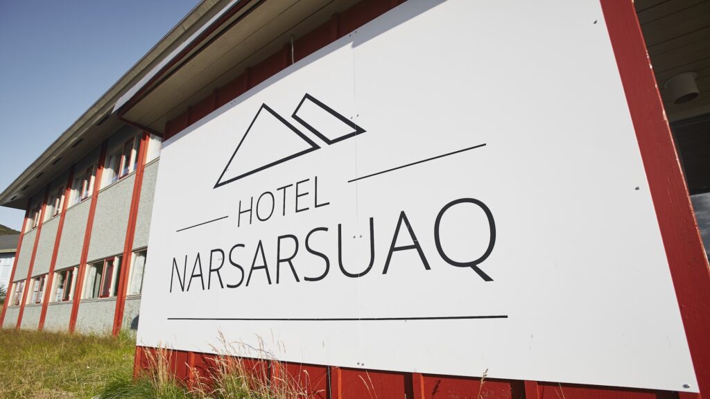 Hotel Narsarsuaq ligger nær indlandsisen i Sydgrønland, har komfortable værelser og en hyggelig restaurant. Området har imponerende udsigt over fjorden og de omkringliggende bjerge.