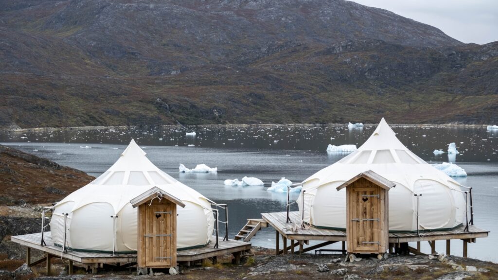 Luksus camp med glamping telte, placeret i smukke omgivelser. Her er der plads til ro, fordybelse, og aktivitet